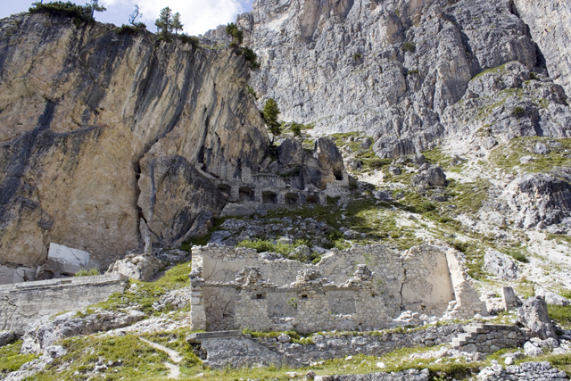 2011-08-22_11-59-14 cadore.jpg - Ruinen eines sterreichischen Feldlazaretts unterhalb des Col dei Bos